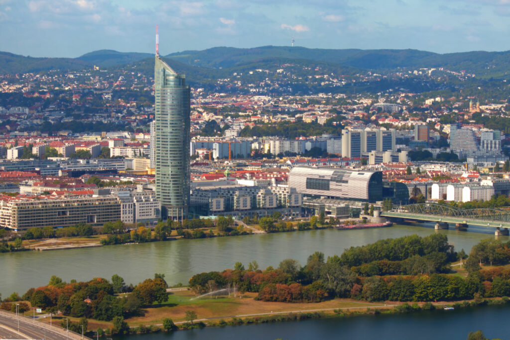 Aussicht vom Donauturm auf den Milleniumtower