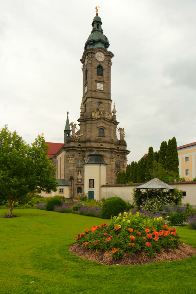 Kirche vom Prälatengarten im Stift Zwettl