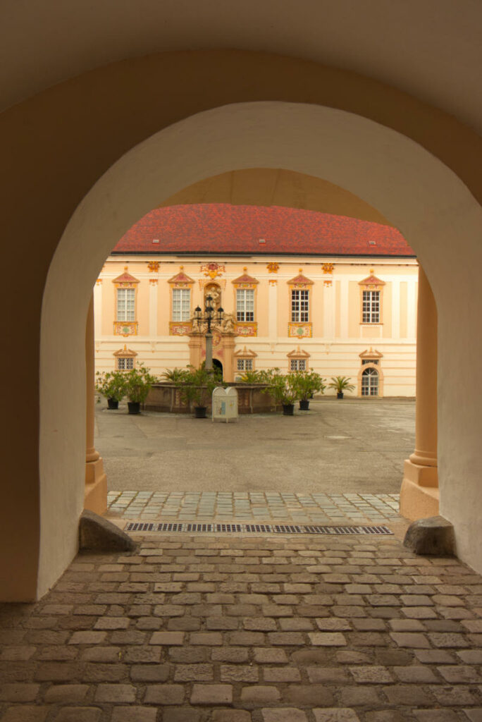 Tor und Hof im Stift Zwettl