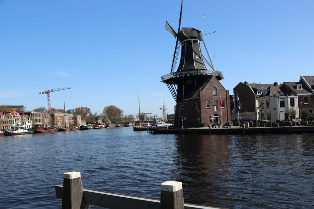 schiefer Horizont und abgeschnittene Windmühle