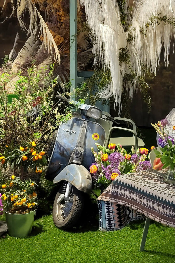 Motorrad in einem Pavillon im Keukenhof