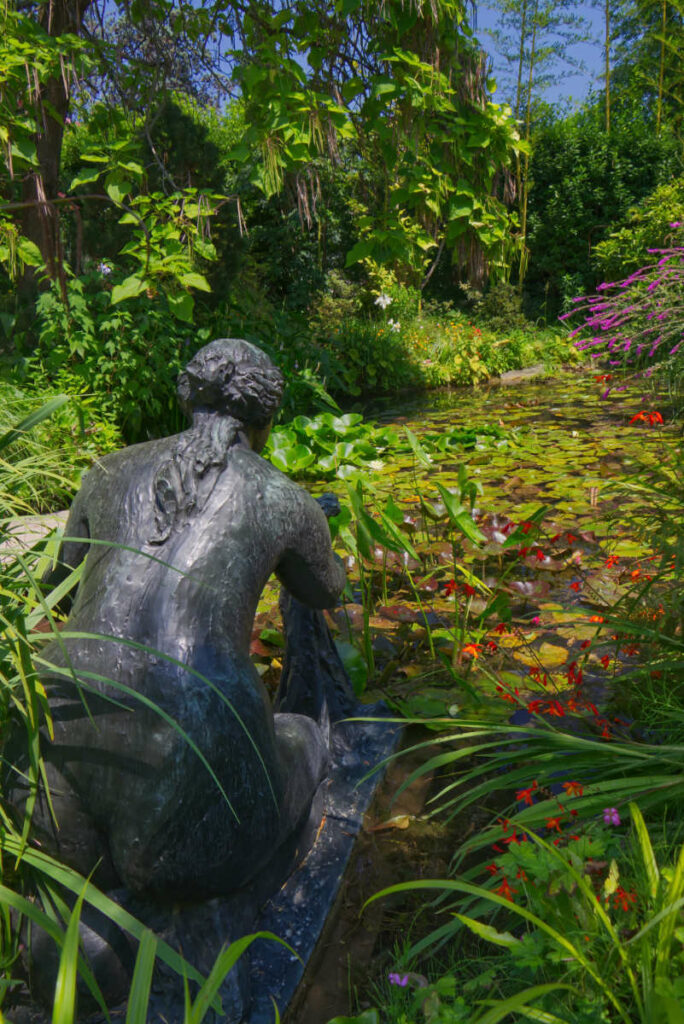 Skulptur von Renoir mit Seerosenteich
