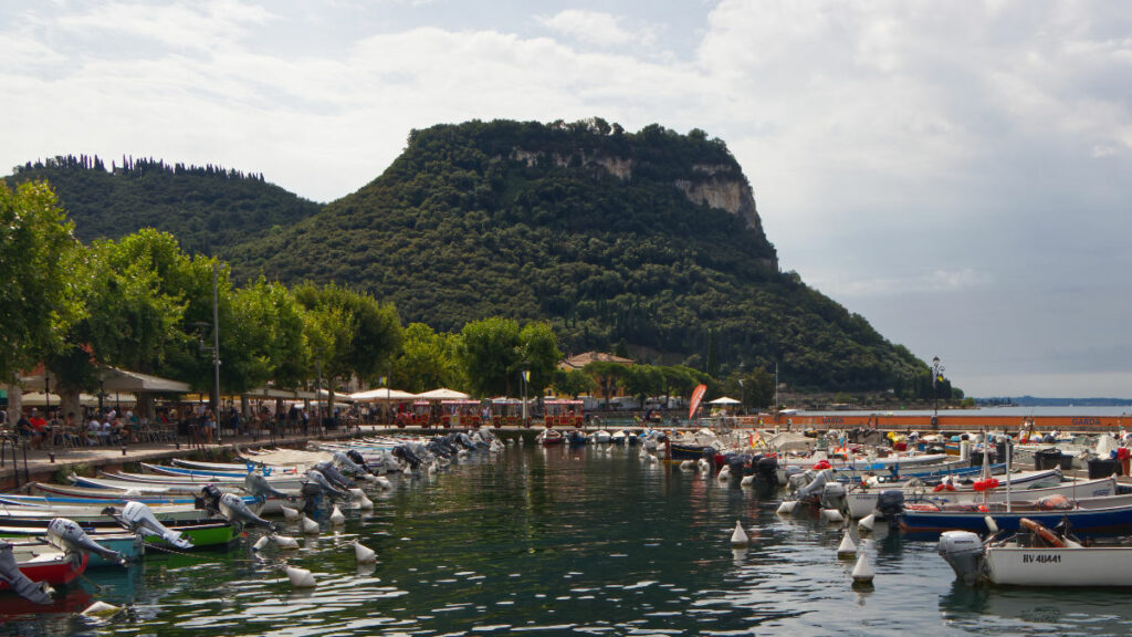 Uferpromenade mit Hafen in Garda