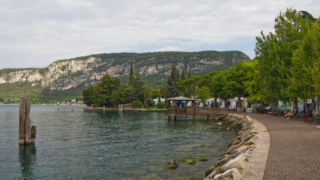 Uferpromenade mit Pavillon in Garda