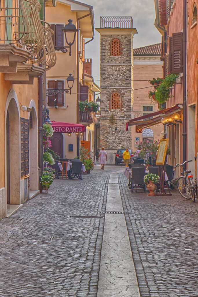 Gasse in der Altstadt von Bardolino