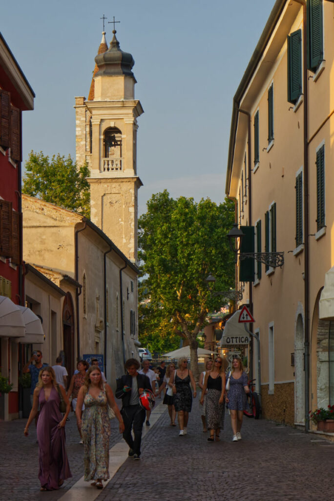 Gasse in der Altstadt von Bardolino