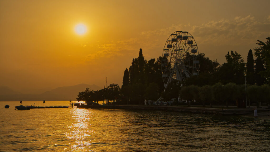 Sonnenuntergang über dem Riesenrad in Bardolino