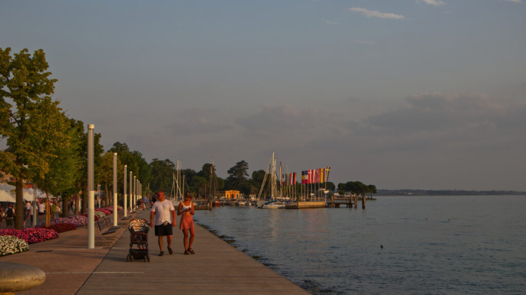 Uferpromenade von Bardolino im Sonnenuntergang