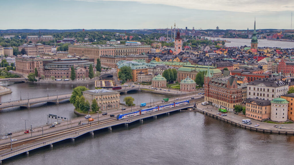 Blick vom Rathausturm auf Riddarholmen, Gamla Stan, das Reichstagsgebäude und das königliche Schloss