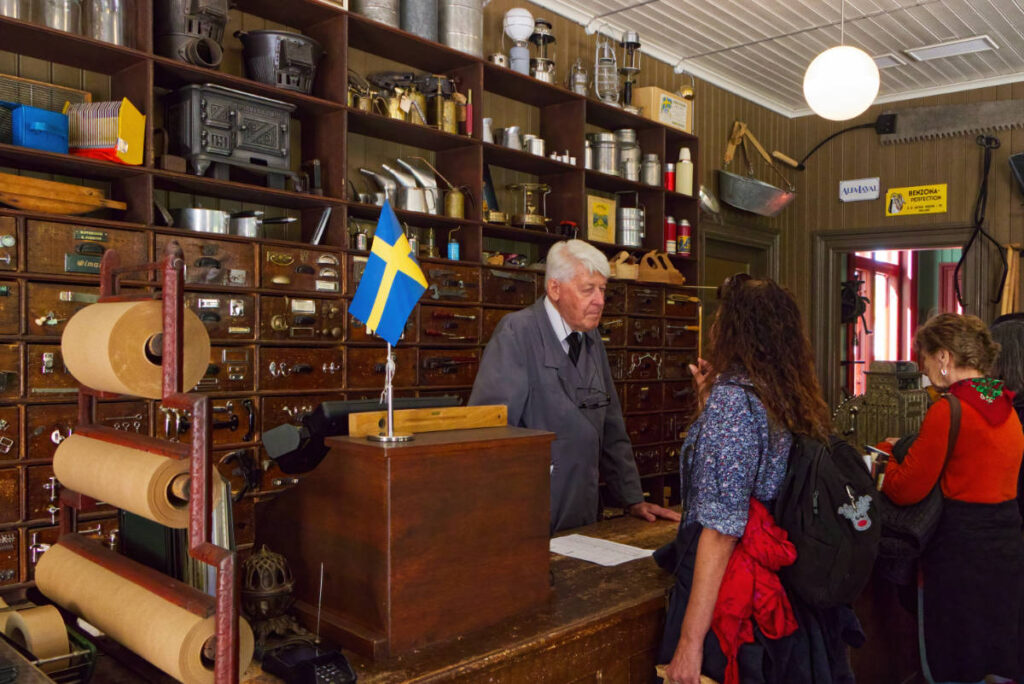 im Inneren eines Geschäftes in Skansen