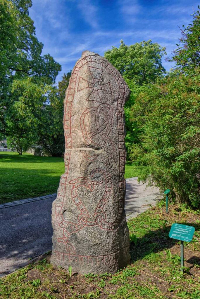 Runenstein im Park bei der Universität