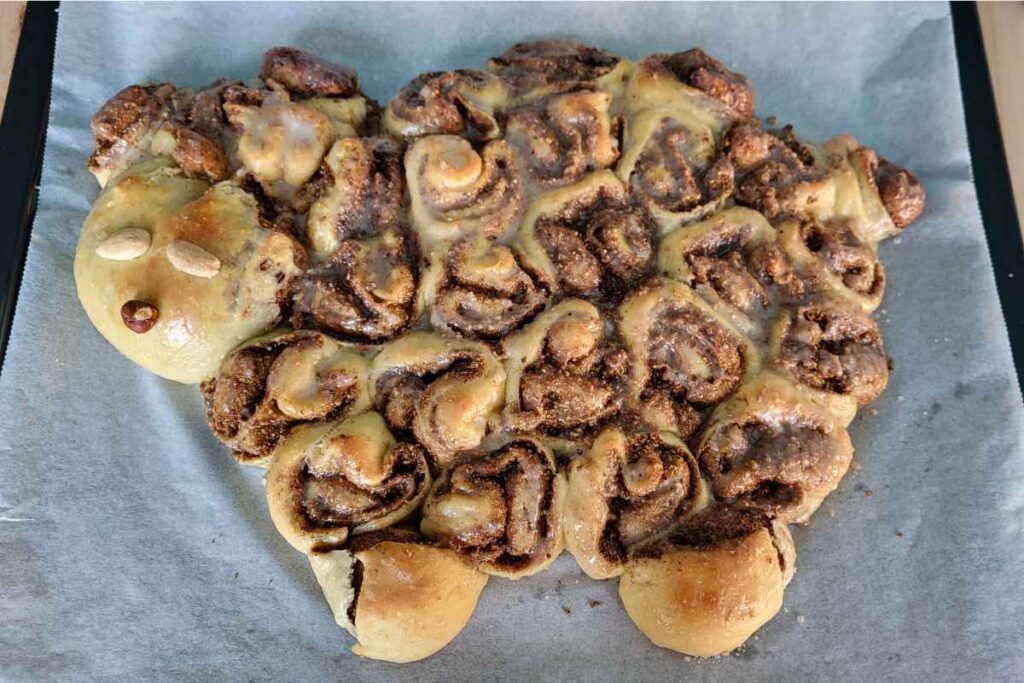 Osterschaf aus Zimtschnecken