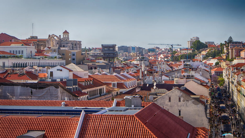 Aussicht vom Arco da Rua Augusta auf Convento auf Convento do Carmo und Elevador de Santa Justa