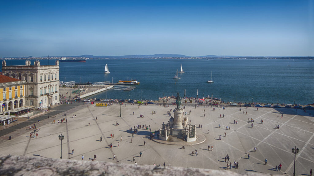 Aussicht vom Arco da Rua Augusta auf den Praça do Comércio und den Tejo