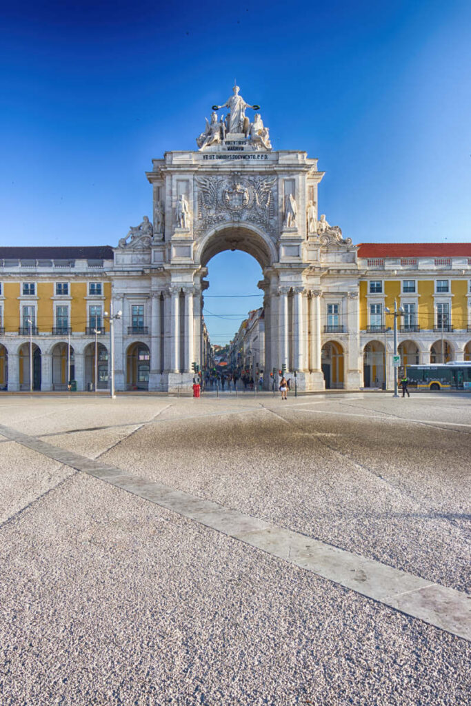 Arco da Rua Augusta von der Praça do Comércio aus