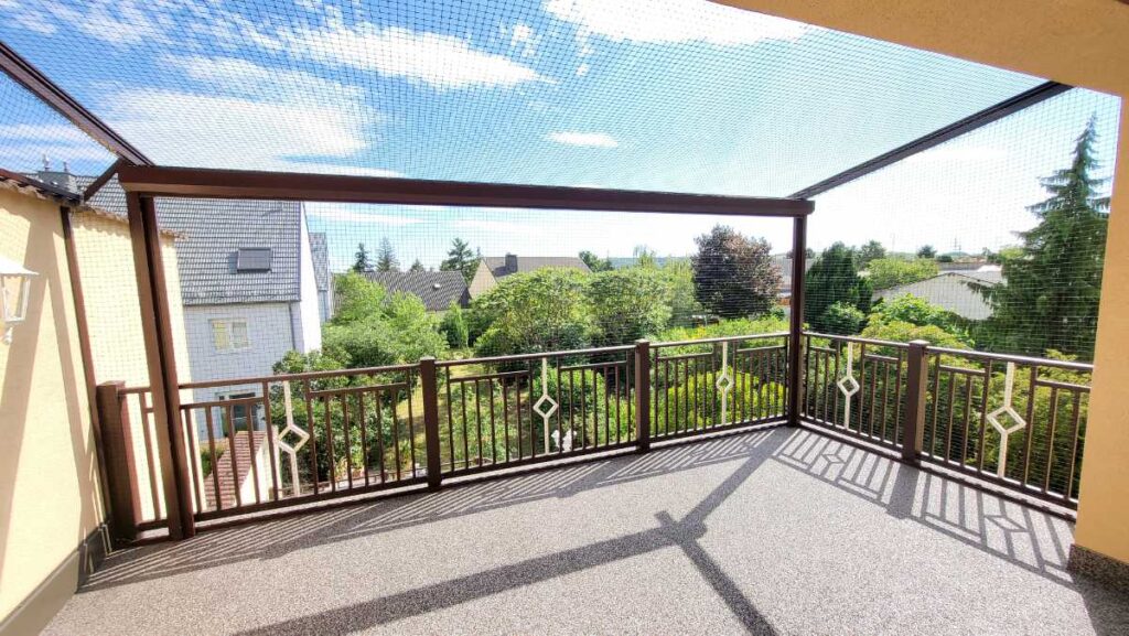 Unsere Terrasse mit Markise und Katzennetz