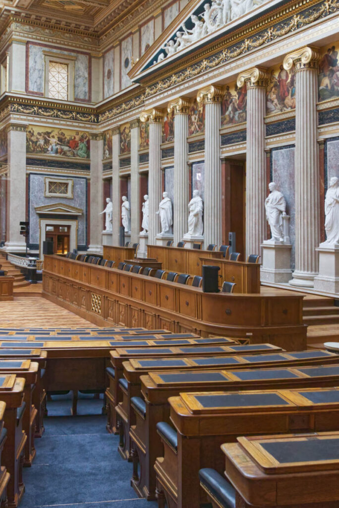 Historischer Sitzungssaal im Parlament