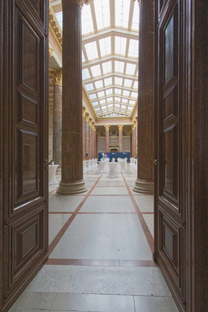 Säulenhalle im Parlament in Wien