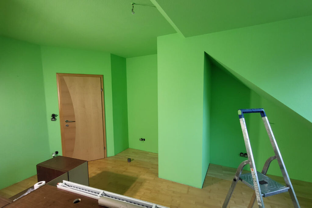 Schlafzimmer mit neuer Farbe