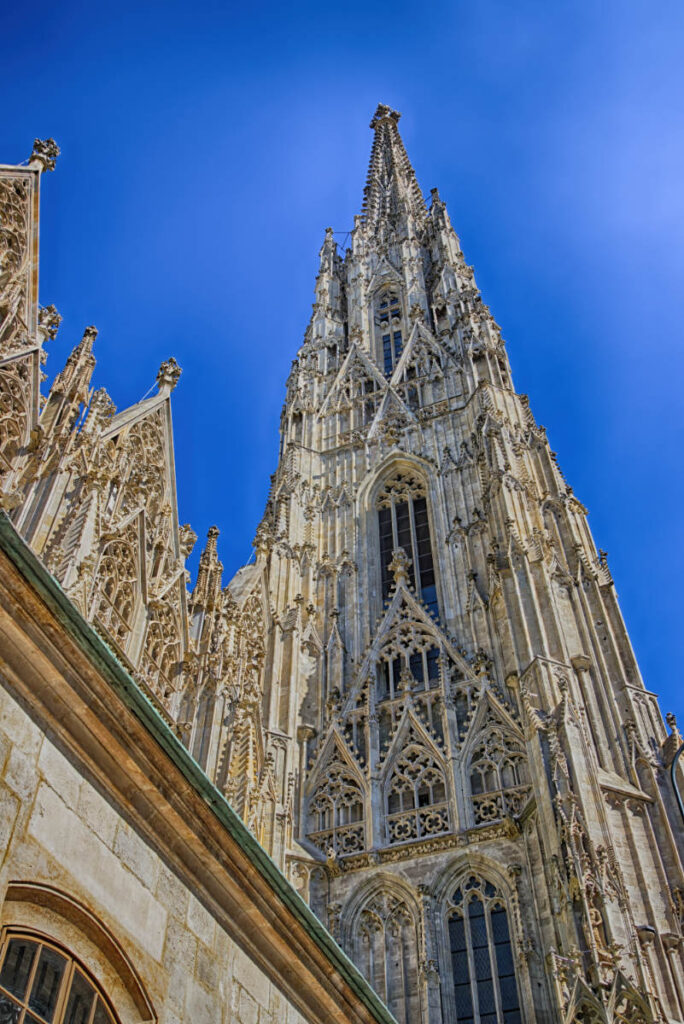 Turm vom Stephansdom aus der Froschperspektive