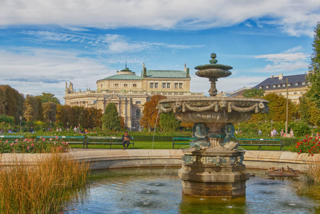 Brunnen im Volksgarten mit Blick aufs Burgtheater
