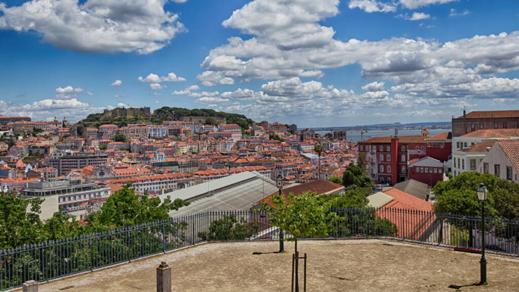 Miradouro de São Pedro de Alcântara mit Blick auf das Castelo de São Jorge und den Tejo