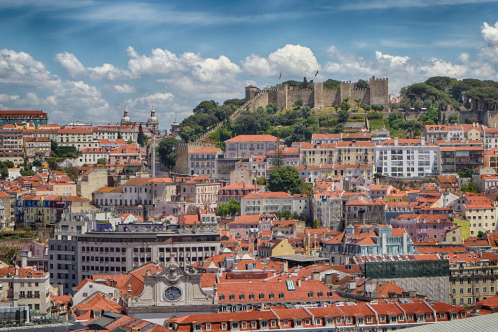 Miradouro de São Pedro de Alcântara mit Blick auf das Castelo de São Jorge