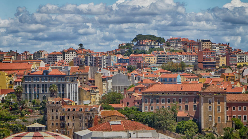 Miradouro de São Pedro de Alcântara mit Blick auf den Jardim do Torel