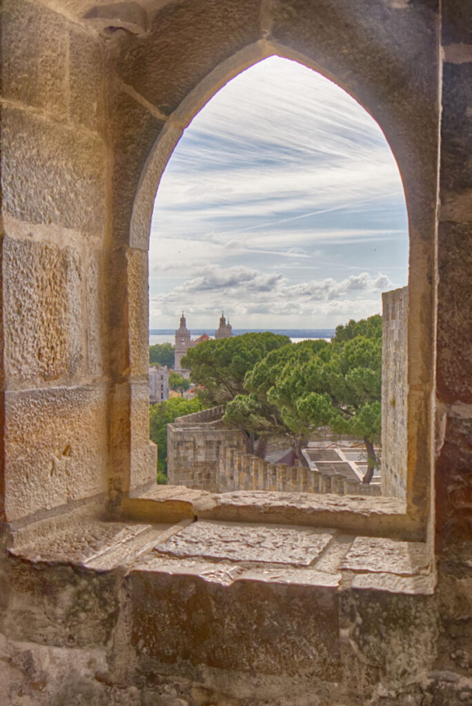 Blick durchs Fenster auf die Igreja de São Vicente de Fora