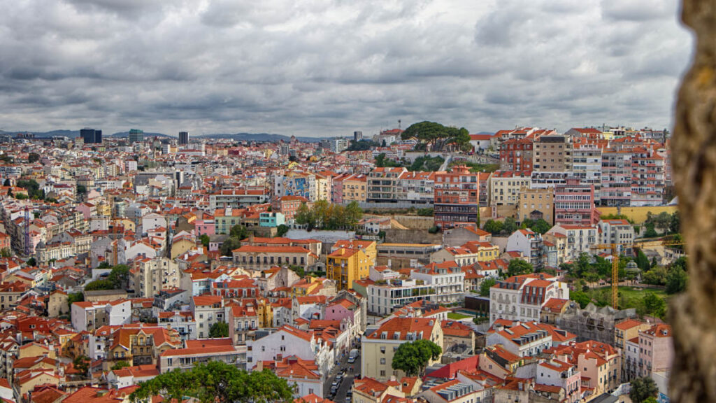 Blick über die engen Gassen und roten Dächer der Alfama und Mouraria, typisch für das historische Lissabon.
