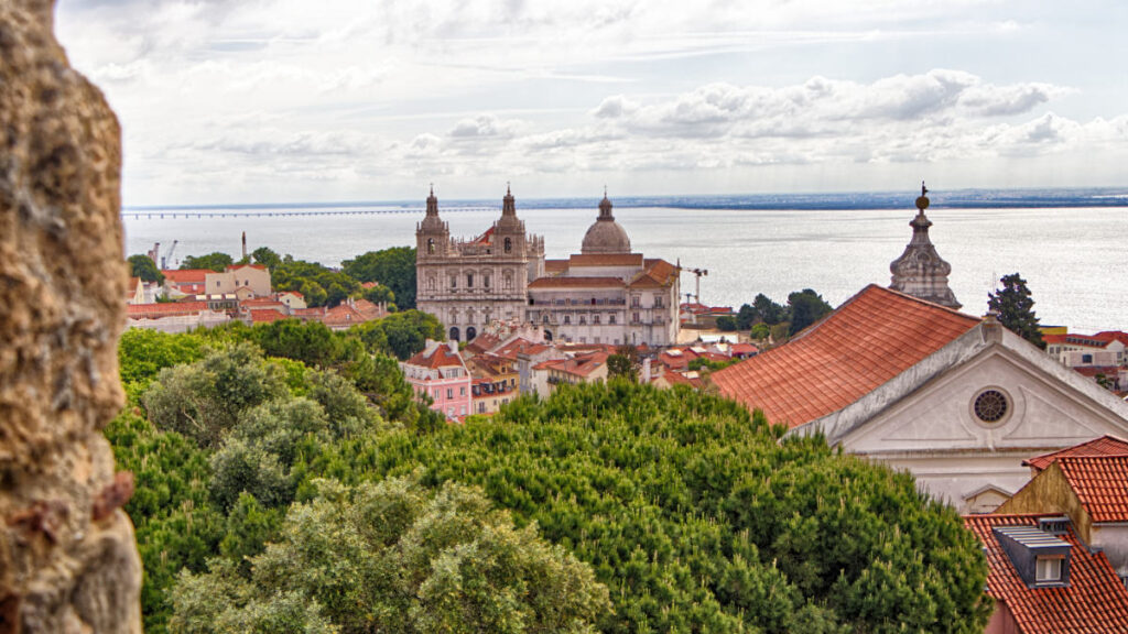 Ausblick vom Castelo auf das Mosteiro de São Vicente de Fora mit dem Tejo und die Ponte Vasco da Gama im Hintergrund.