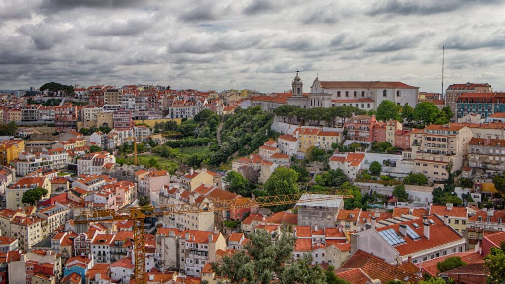 Blick vom Castelo hinauf zum Convento da Graça und dem grünen Hügel des Jardim da Cerca da Graça.