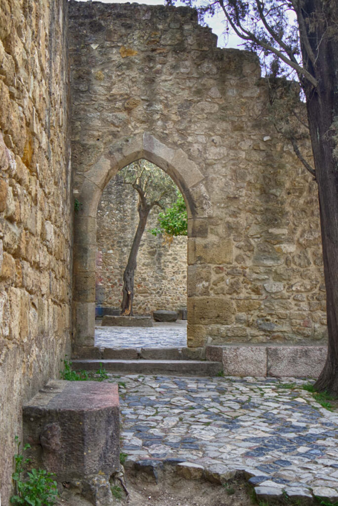 Blick durch ein Tor im Burghof