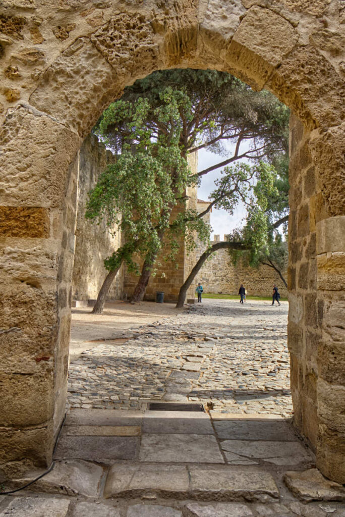 Blick durch ein Tor im Burghof