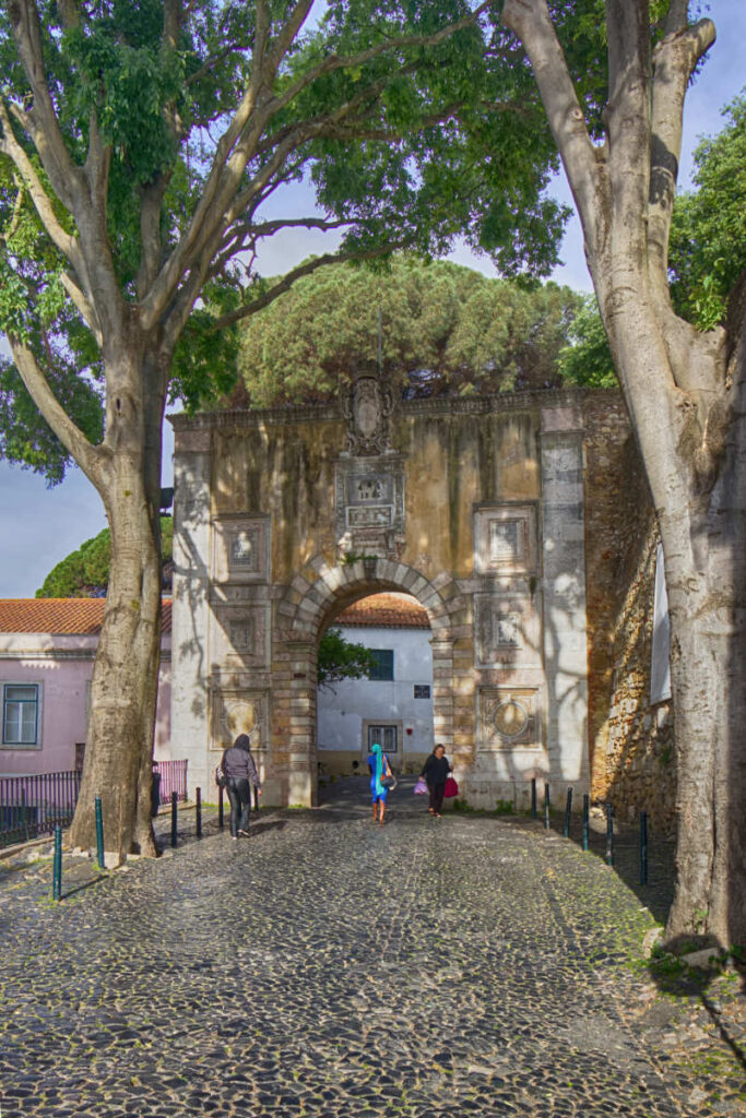 Durch das Tor geht es von der Bushaltestelle zum Castelo de São Jorge