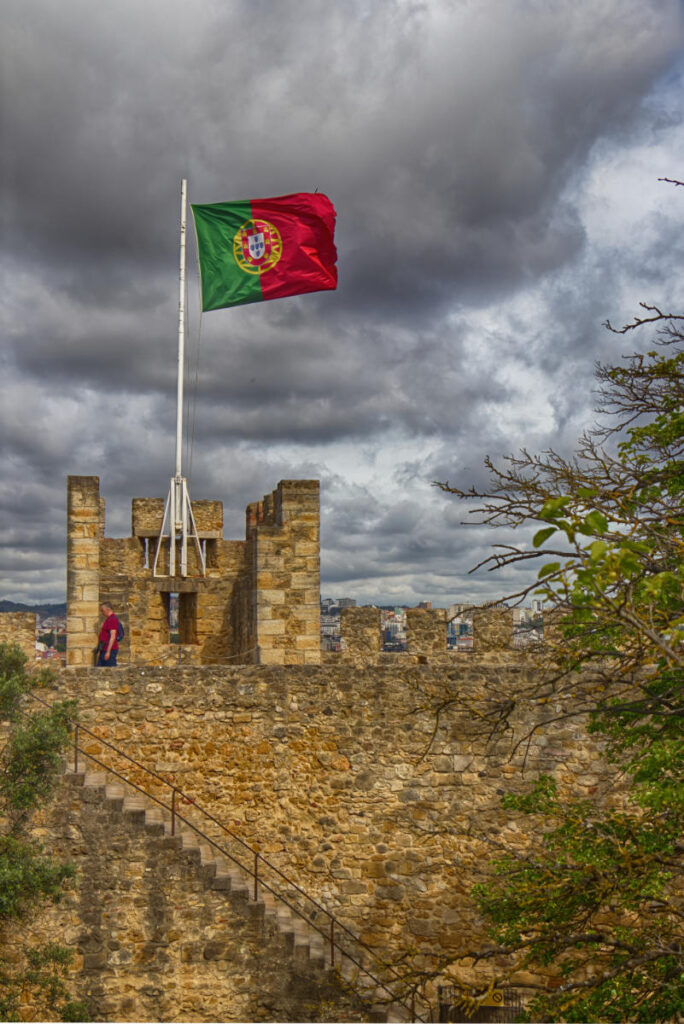 Turm mit Fahne im Castelo de São Jorge
