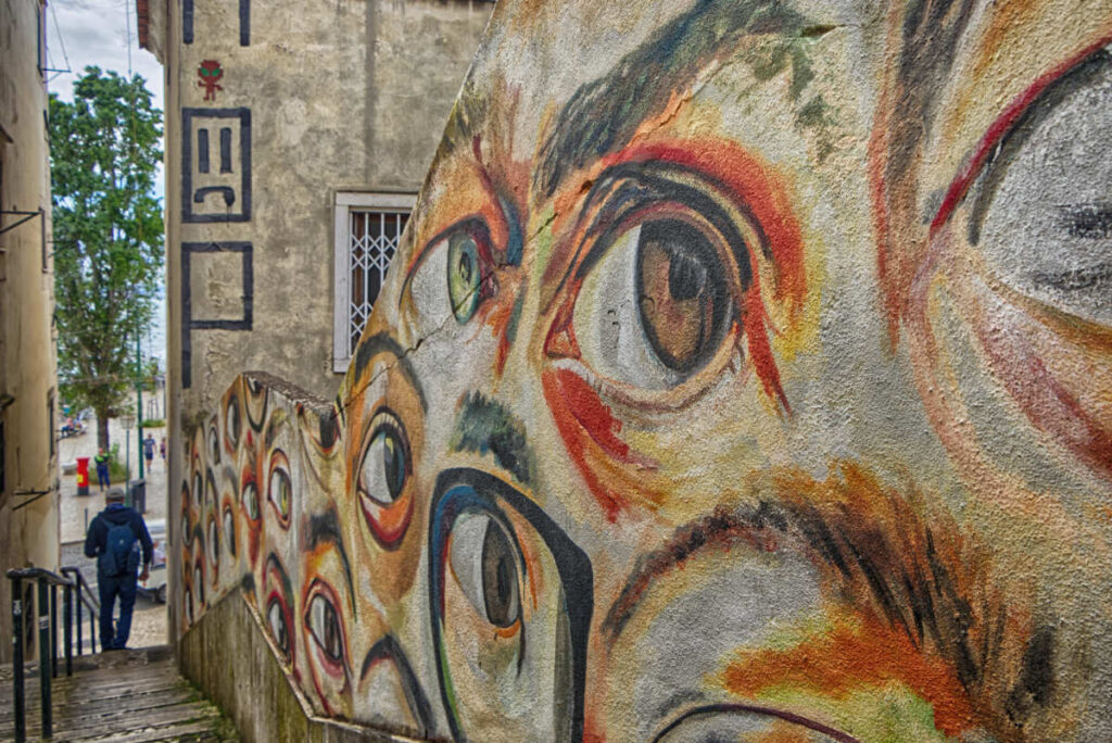 Treppe mit Graffiti am Weg durch Alfama