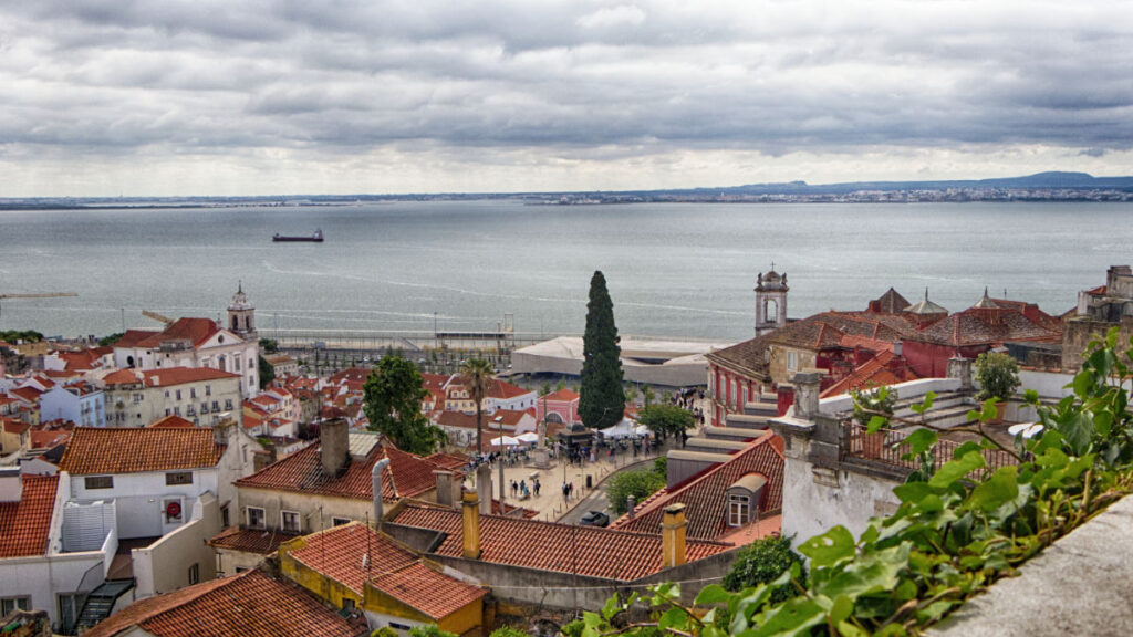 Blick vom Miradouro do Recolhimento auf die Tejo-Bucht