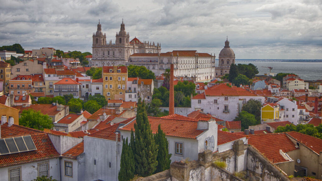 Blick vom Miradouro do Recolhimento auf das Kloster São Vicente de Fora und das Nationalpantheon