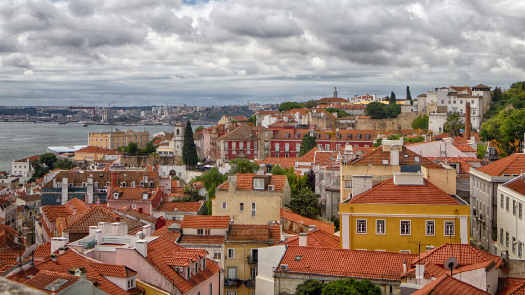 Blick auf Alfama von der Dachterrasse des Convento de São Vicente de Fora