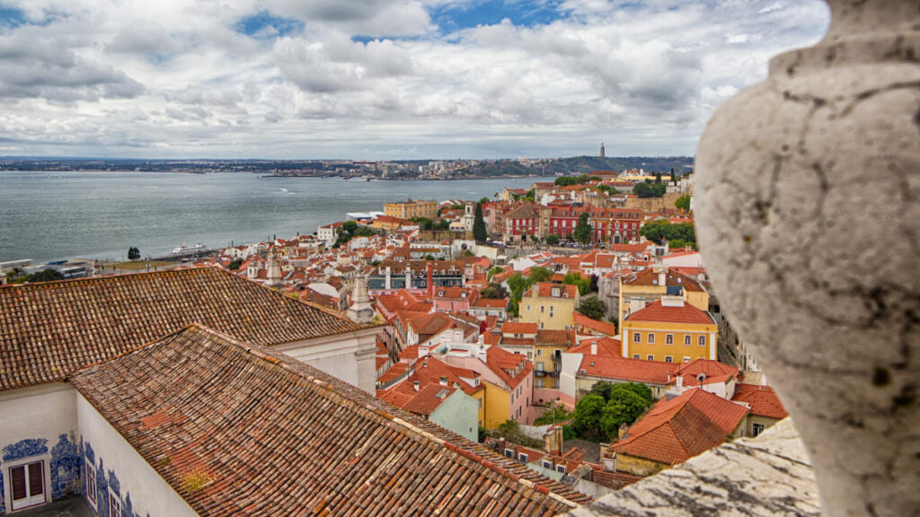 Blick auf Alfama von der Dachterrasse des Convento de São Vicente de Fora
