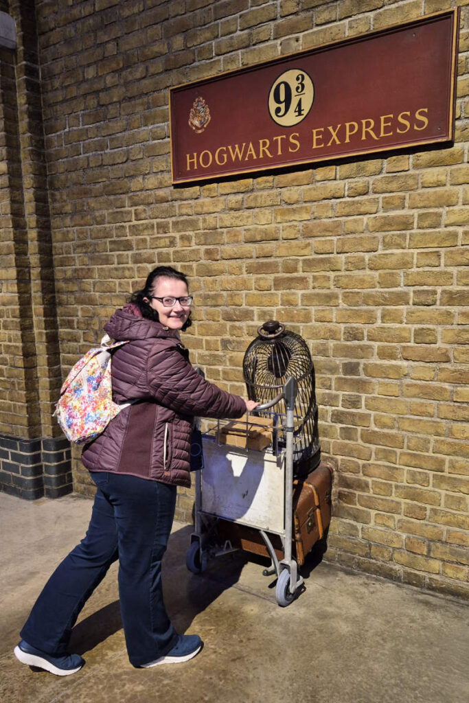 Ich auf dem Weg zjm Hogwarts Express in den Harry Potter Studios in Leavesden
