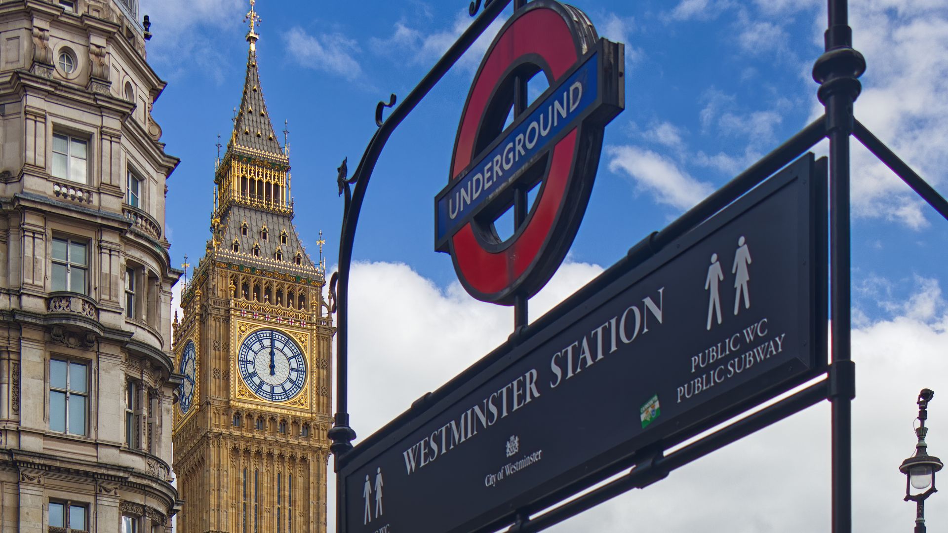 Underground-Schild der Westminster Station mit Big Ben im Hintergrund