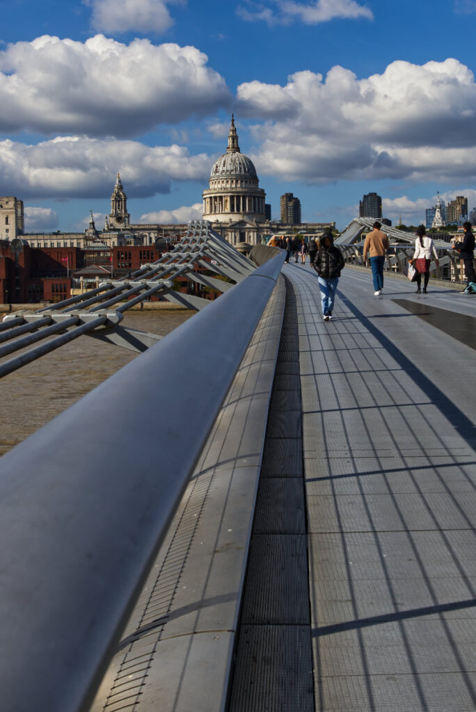 Millennium Bridge mit Blick auf St. Paul's