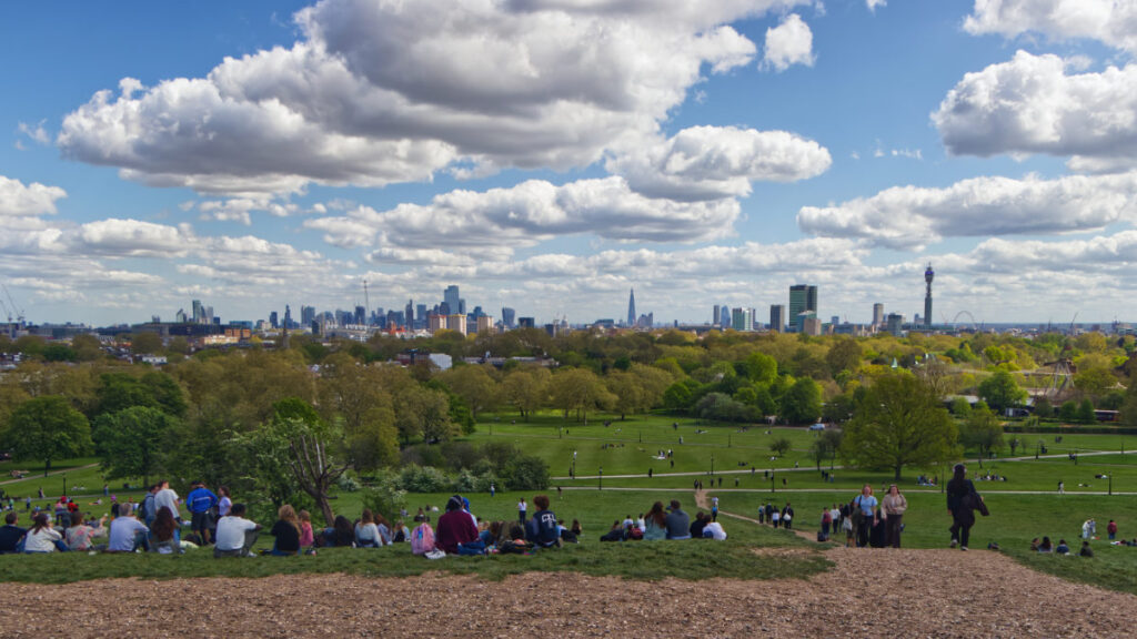 Blick auf die Skyline von London vom Primrose Hill