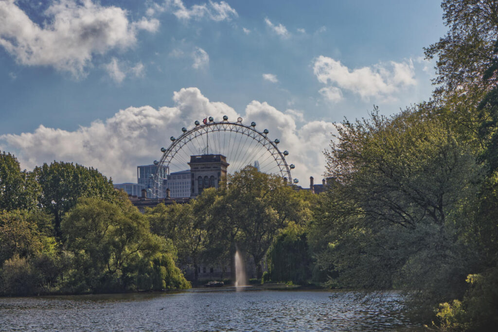 Blick auf das London Eye vom St. James's Park