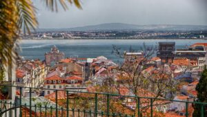 Ausblick vom Jardim do Torel auf den Tejo und den Arco da Rua Augusta