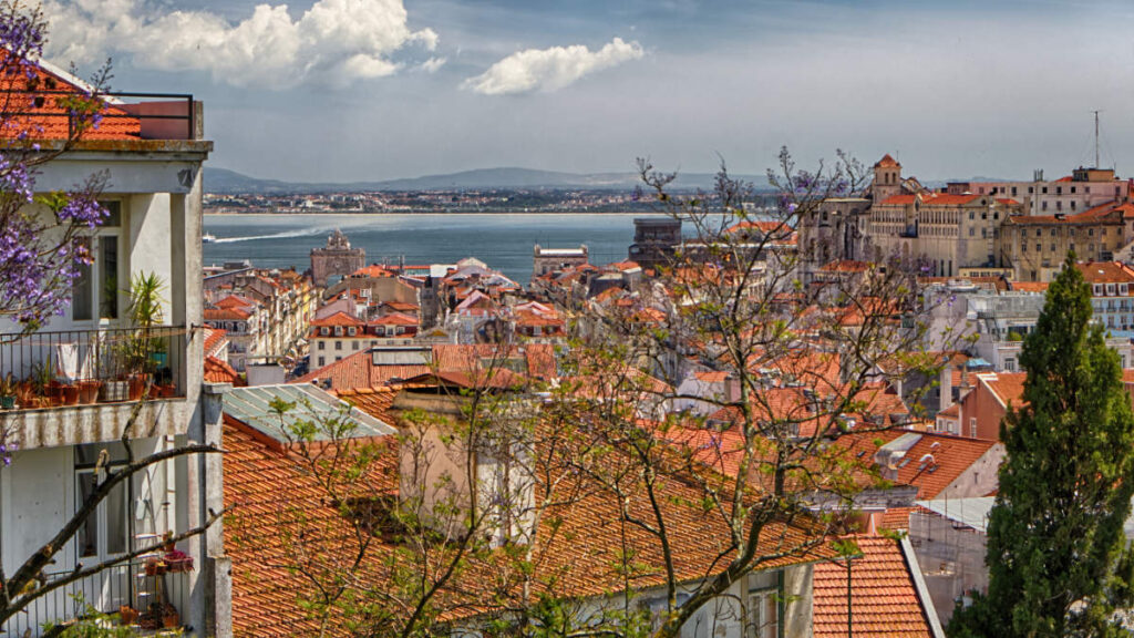 Ausblick vom Jardim do Torel auf den Tejo und den Arco da Rua Augusta