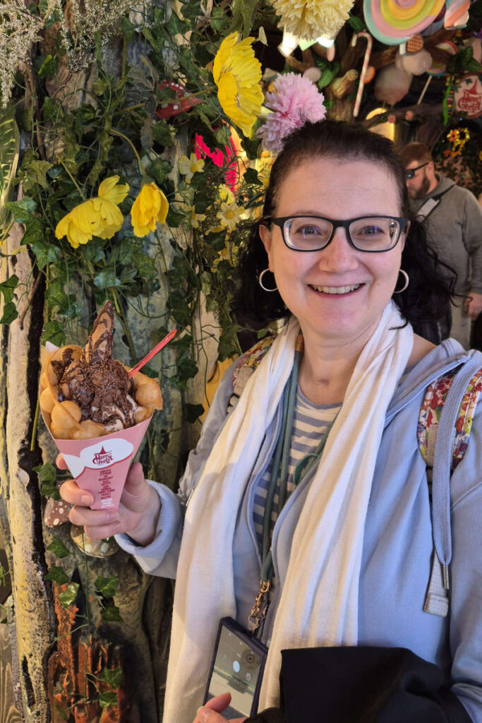 ich mit Eis in einer Bubble-Waffel bei Hans & Gretel im Camden Market in London