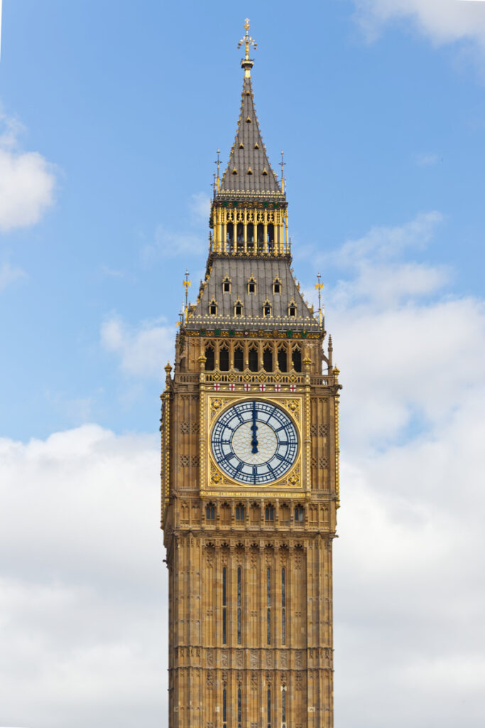 Detailaufnahme des Elizabeth Towers mit Big Ben Zifferblatt und vergoldeten Ornamenten, London